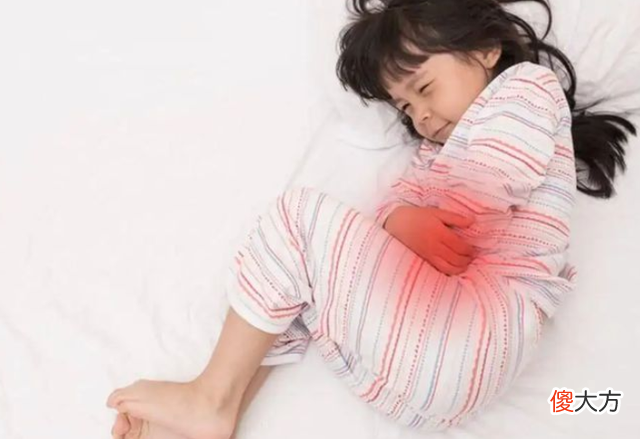 9岁女孩来大姨妈，竟把姨妈巾扔在餐桌上，青春教育要趁早