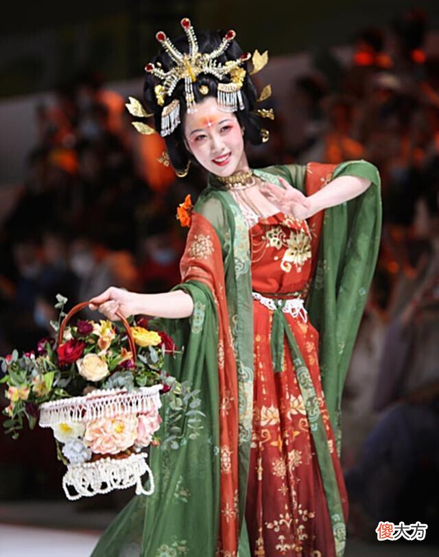 【爱历史】唐朝女子不管是妆容还是发簪,都显得维俏维妙,实在太好看了
