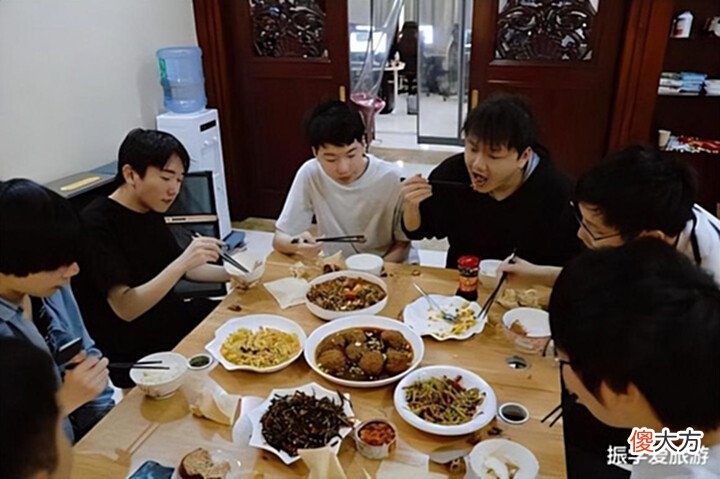 【游戏迷】JDG煮饭阿姨要求曝光,难怪369成酒桶!网友:上单不肥怎么赢