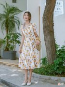 【时尚一点】入夏后丝巾也不能扔！学这位博主的做法，绑头上、绑包上都好看