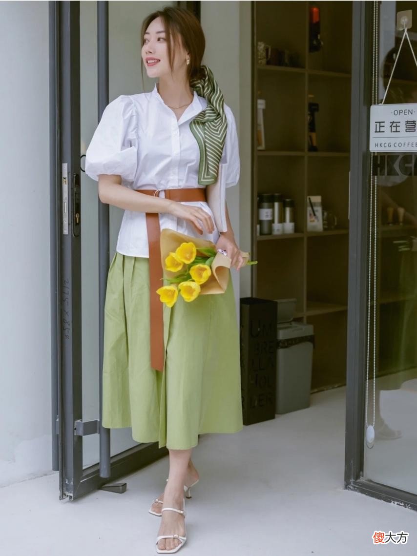 【时尚一点】入夏后丝巾也不能扔！学这位博主的做法，绑头上、绑包上都好看