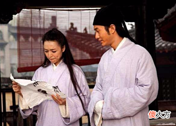 【爱历史】泰山上写着“虫二”两字,日本人问专家不能答,郭沫若却说很简单