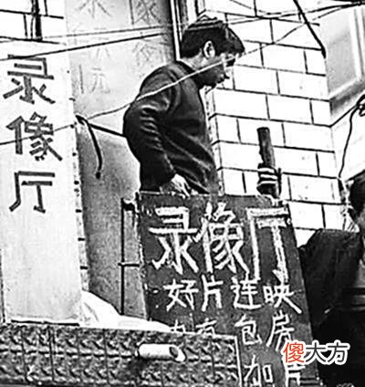 【爱历史】80年代老照片：那时一台落地扇100多元，学骑自行车现在记忆犹新