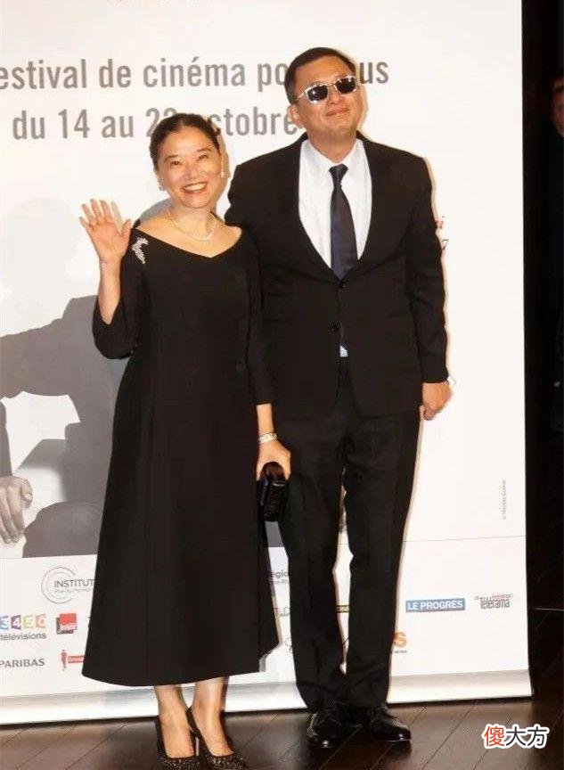 【时尚一点】导演王家卫老婆气质端庄，从来不靠颜值，穿黑裙穿出了富态贵气！