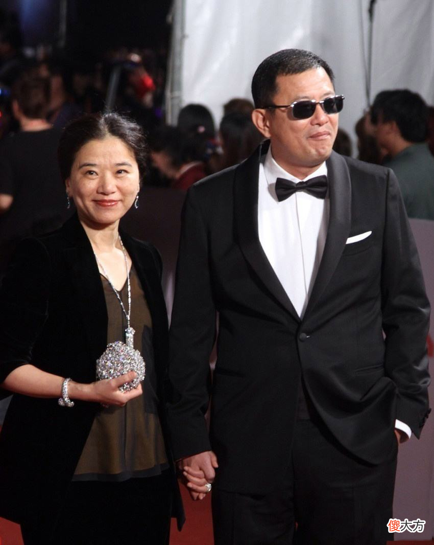 【时尚一点】导演王家卫老婆气质端庄，从来不靠颜值，穿黑裙穿出了富态贵气！