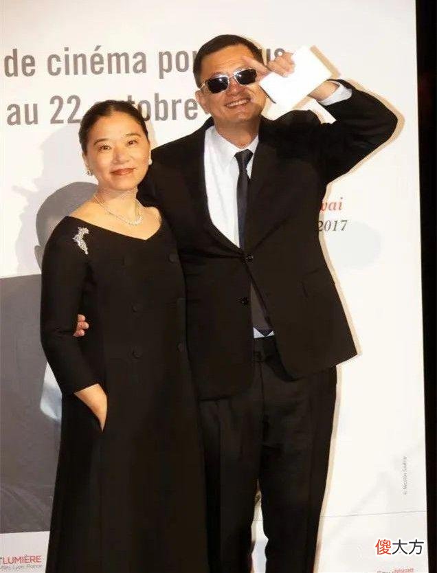 【时尚一点】导演王家卫老婆气质端庄，从来不靠颜值，穿黑裙穿出了富态贵气！