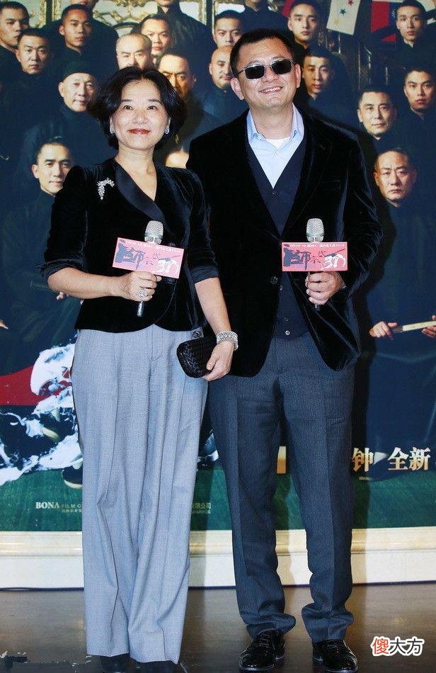 【时尚一点】导演王家卫老婆气质端庄，从来不靠颜值，穿黑裙穿出了富态贵气！