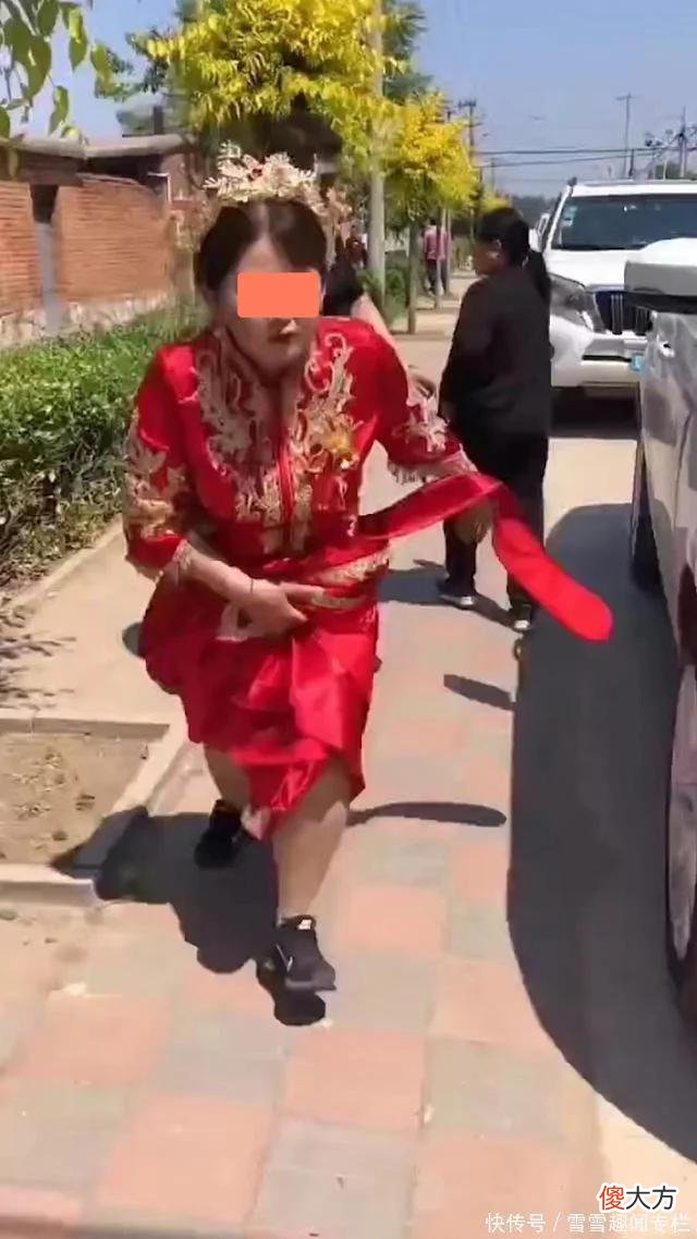 【就爱时尚】女子出嫁遇堵车，为不错过时辰下车朝夫家跑去，网友：正好减肥