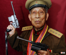 【爱历史】中国严格禁枪，山东96岁老人却持有双枪，都是上级所赠可留作纪念