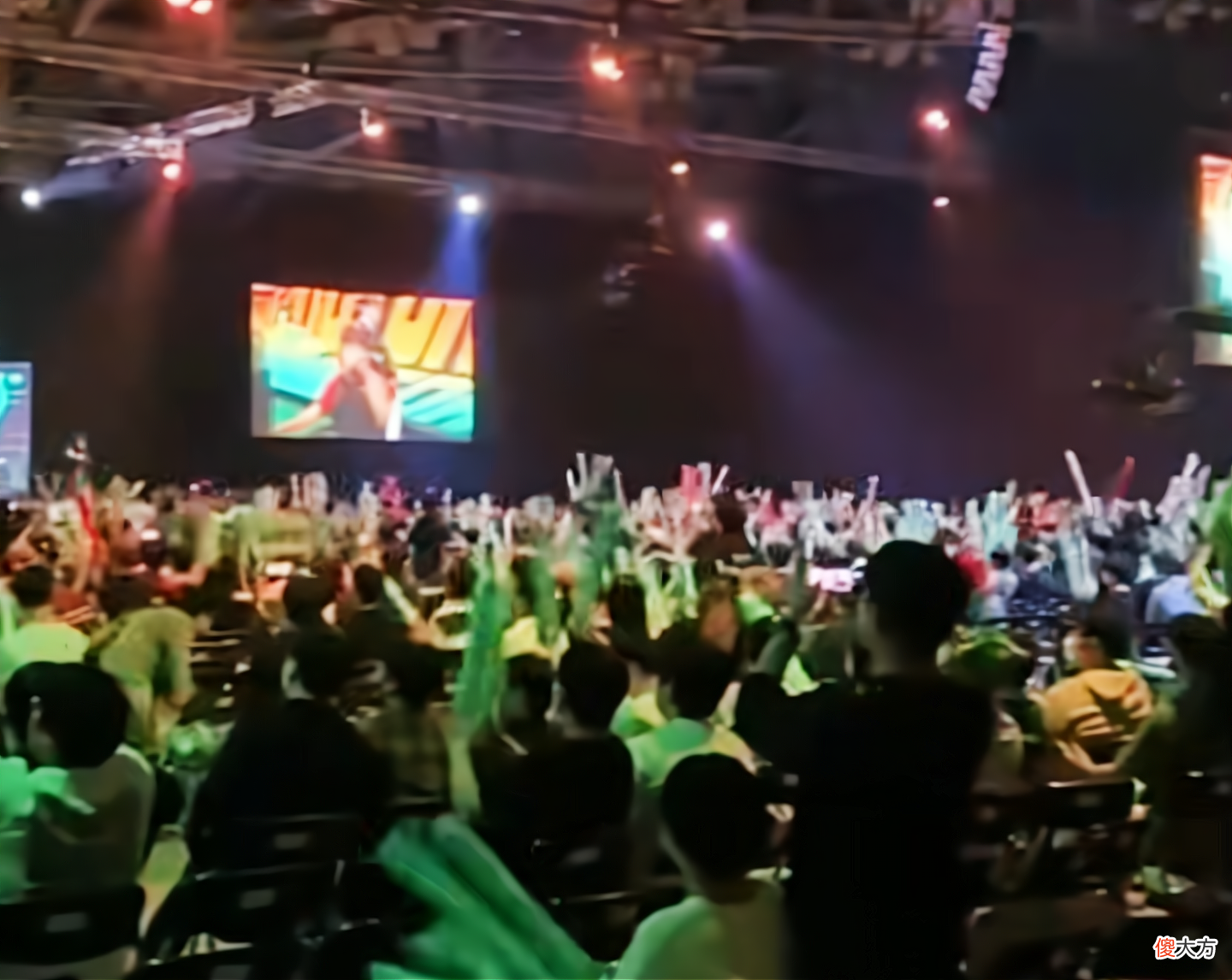 【游戏世界】T1复仇G2后，釜山场馆掌声不断，张嘉文：RNG赢了就没一个鼓掌的