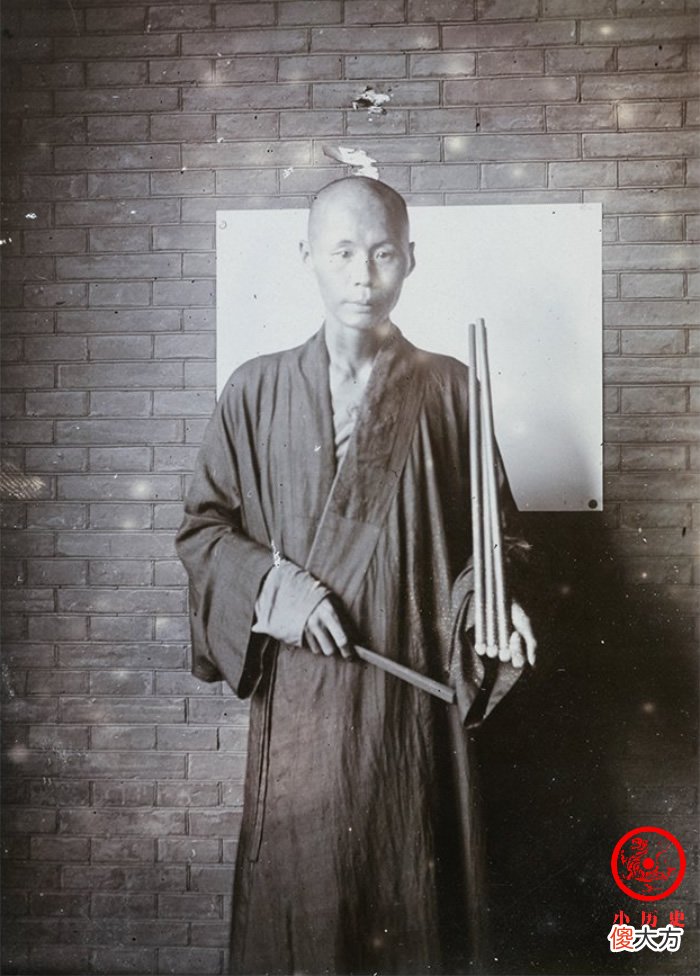 【爱历史】晚清老照片：一些男人热衷于留长指甲，看上去很不卫生