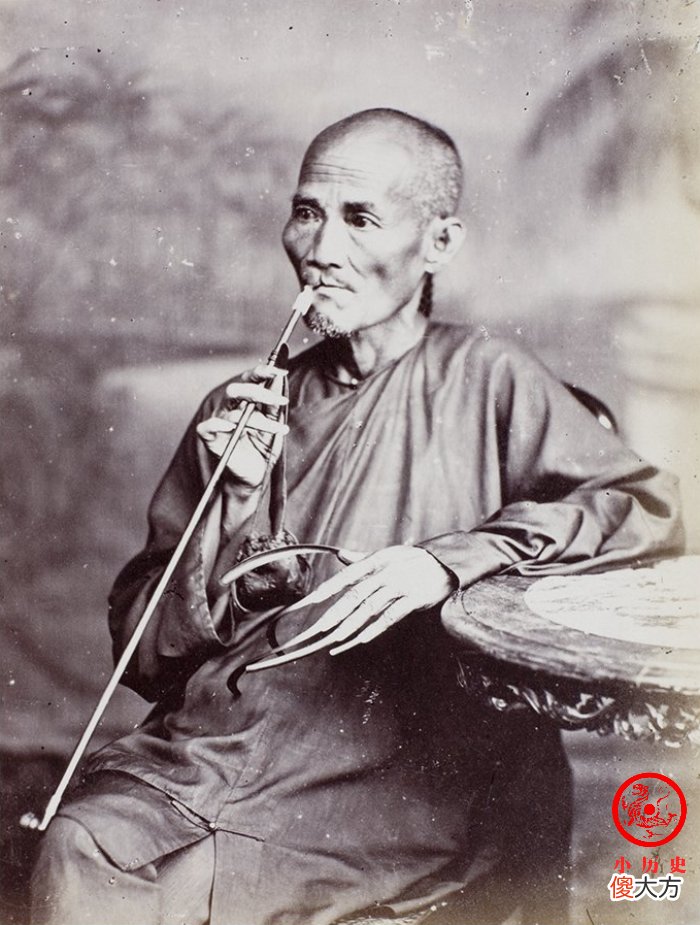 【爱历史】晚清老照片：一些男人热衷于留长指甲，看上去很不卫生