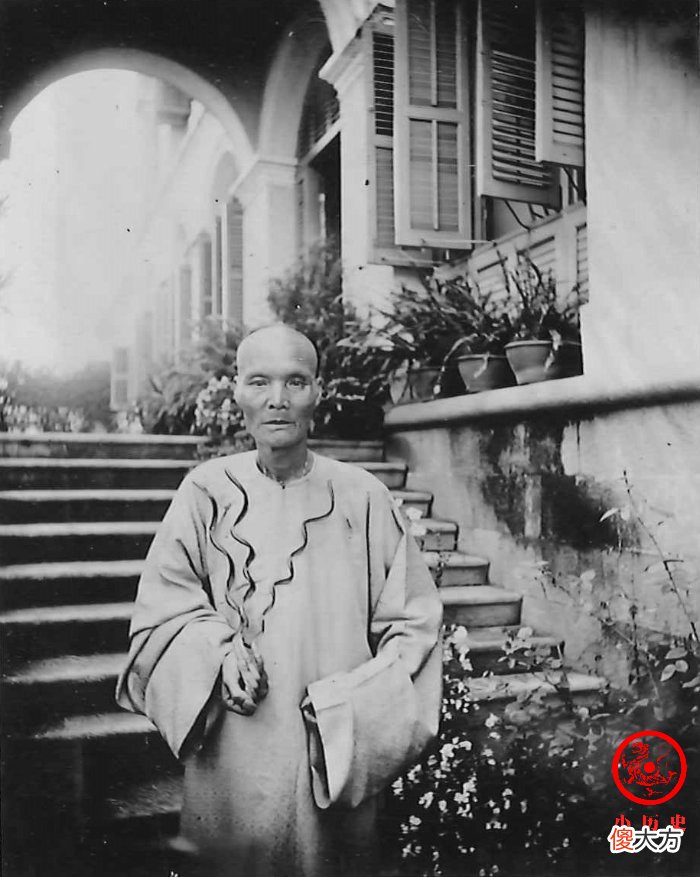 【爱历史】晚清老照片：一些男人热衷于留长指甲，看上去很不卫生