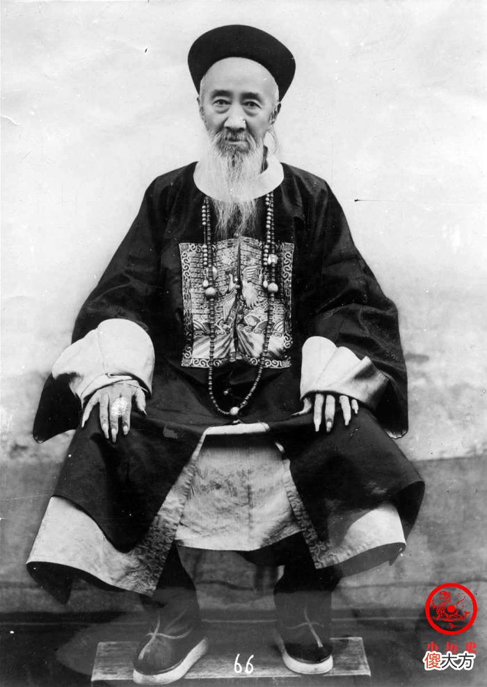 【爱历史】晚清老照片：一些男人热衷于留长指甲，看上去很不卫生