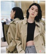 【就爱时尚】身高171厘米的三吉彩花，穿着卡其色的商务长款风衣