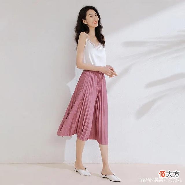 【时尚一点】50岁的女人夏日穿搭，这3种颜色的百褶裙，照着穿年轻又显气质