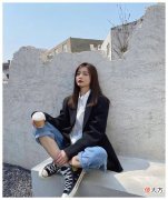 【时尚一点】沈梦辰穿着“杜海涛”西装，黑色阔腿裤和阔腿裤