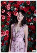 【就爱时尚】梁洛施拍摄粉红色仙女裙，深v领设计大胆展现性感身材