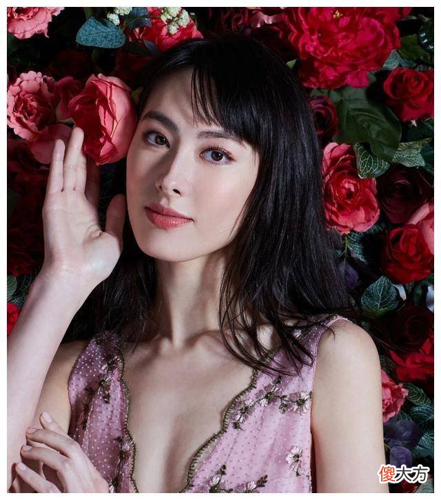 【就爱时尚】梁洛施拍摄粉红色仙女裙，深v领设计大胆展现性感身材