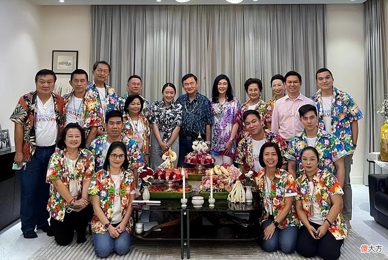 【就爱时尚】英拉罕和哥哥祖孙三代同框，穿奶奶衫胖好多，却被时髦侄女抢风头