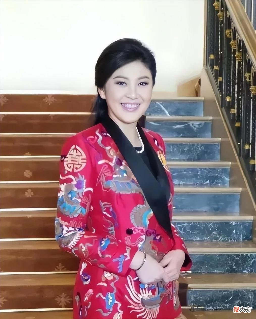 【就爱时尚】英拉罕和哥哥祖孙三代同框，穿奶奶衫胖好多，却被时髦侄女抢风头
