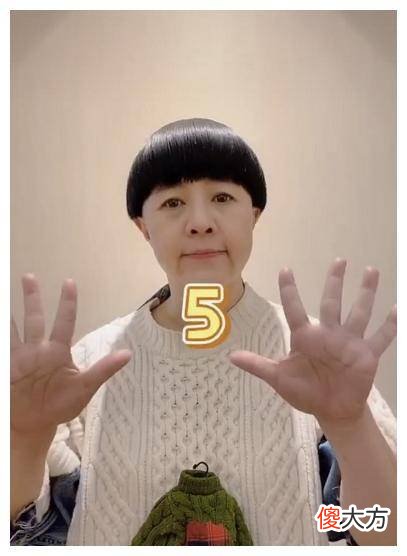 【时尚一点】53岁刘纯燕穿53岁童装和锅盖，脸部皱纹像个孩子