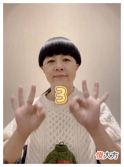 【时尚一点】53岁刘纯燕穿53岁童装和锅盖，脸部皱纹像个孩子