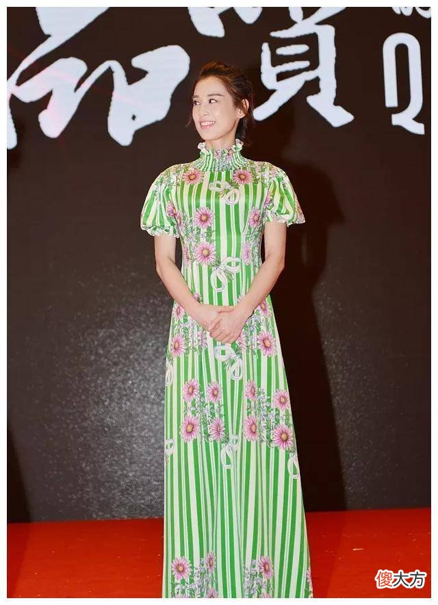 【时尚一点】《天仙配》黄圣依印花长裙引人注目，完美表现凹凸有致的身材
