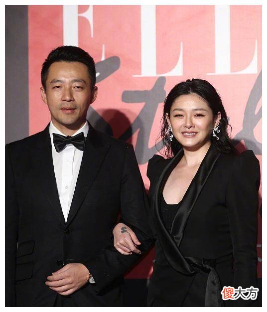 【时尚一点】大s上半身很短，却选择垫肩的西装，比旁边的小狗还强一圈