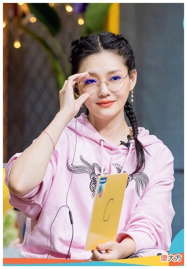 【时尚一点】大s上半身很短，却选择垫肩的西装，比旁边的小狗还强一圈