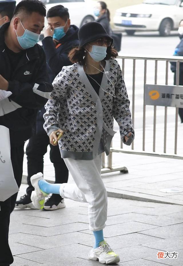 【就爱时尚】章子怡的毛衣搭配方式很多人都喜欢