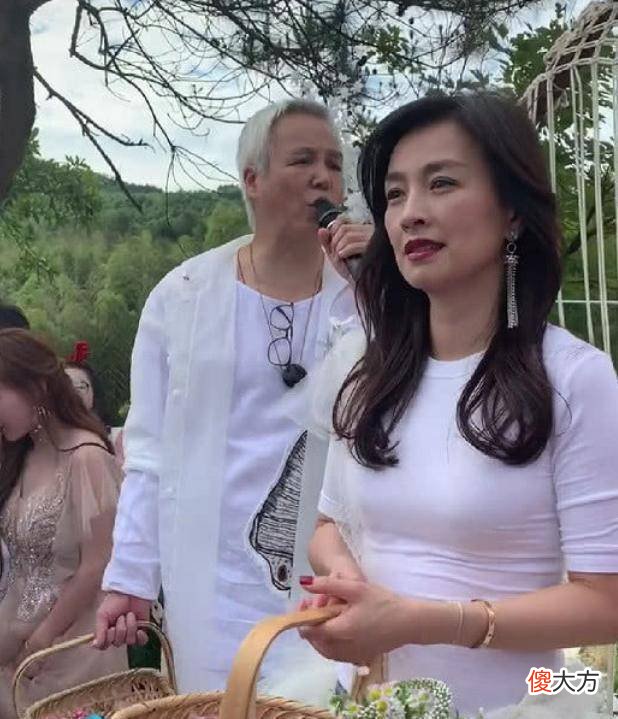 【就爱时尚】牛仔半身裙的特点与搭配技巧：减龄又有女人味