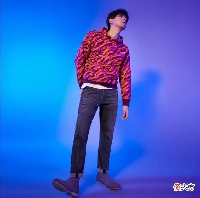 【就爱时尚】李现携手中国模特第一人刘雯，同穿新年红卫衣，男俊女靓强强联手