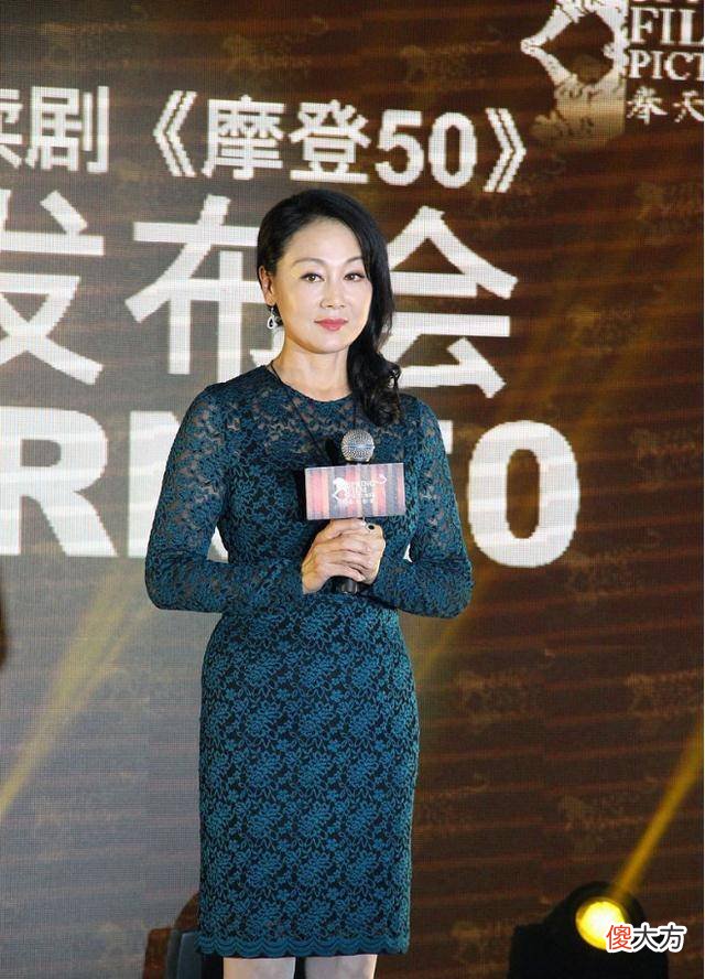 【就爱时尚】59岁的王姬，穿着连身裙出席活动，尽显曼妙身材