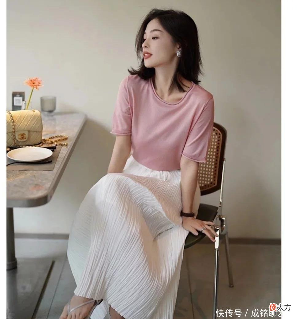 【时尚一点】今年简约风格的穿搭很火，随意自然又有女人味，百搭时尚又有品味