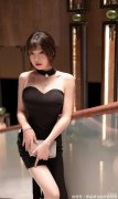 【时尚一点】黑色连衣裙夏日里穿着清凉感十足，增加了几分若隐若现的性感