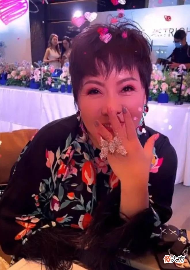 【就爱时尚】向太胖的真自信，穿印花裙不仅不显俗反而很气质，微胖妈妈该学习了