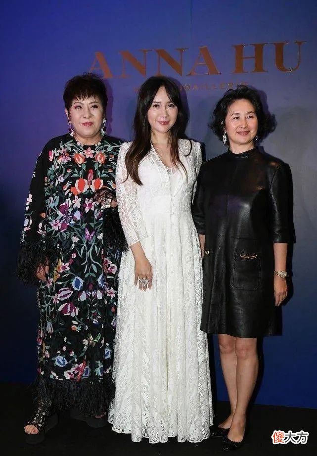 【就爱时尚】向太胖的真自信，穿印花裙不仅不显俗反而很气质，微胖妈妈该学习了