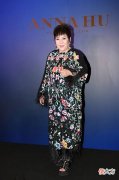 【就爱时尚】向太胖的真自信，穿印花裙不仅不显俗反而很气质，微胖妈妈该学习了