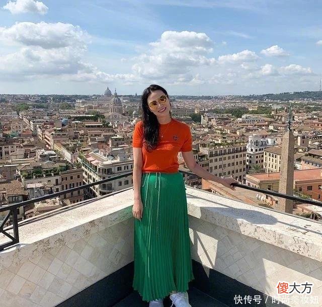 【时尚一点】邓文迪气质果然不一般，穿拖地长裙配小西装，碾压外国友人