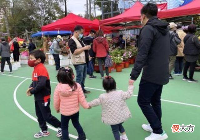 【时尚一点】霍启刚郭晶晶逛花市，郭晶晶亲自搬运桃花树，霍启刚化身“大厨”