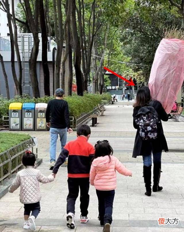 【时尚一点】霍启刚郭晶晶逛花市，郭晶晶亲自搬运桃花树，霍启刚化身“大厨”