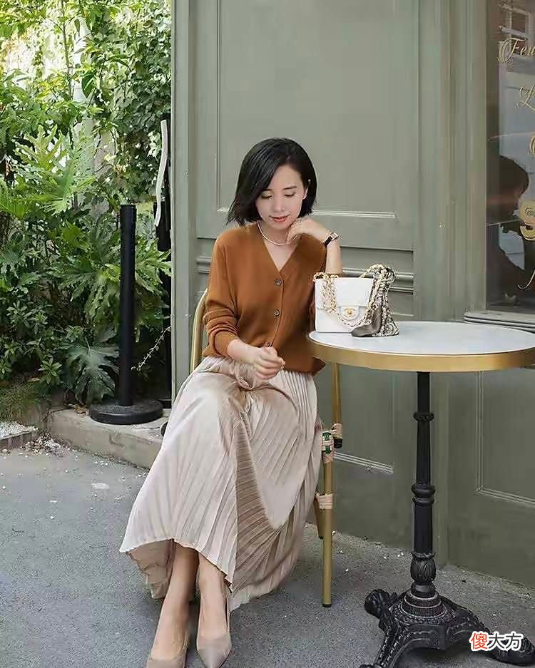 【就爱时尚】这才是50岁女人的优雅：发过耳，裙过膝，裤穿宽，体面又高级