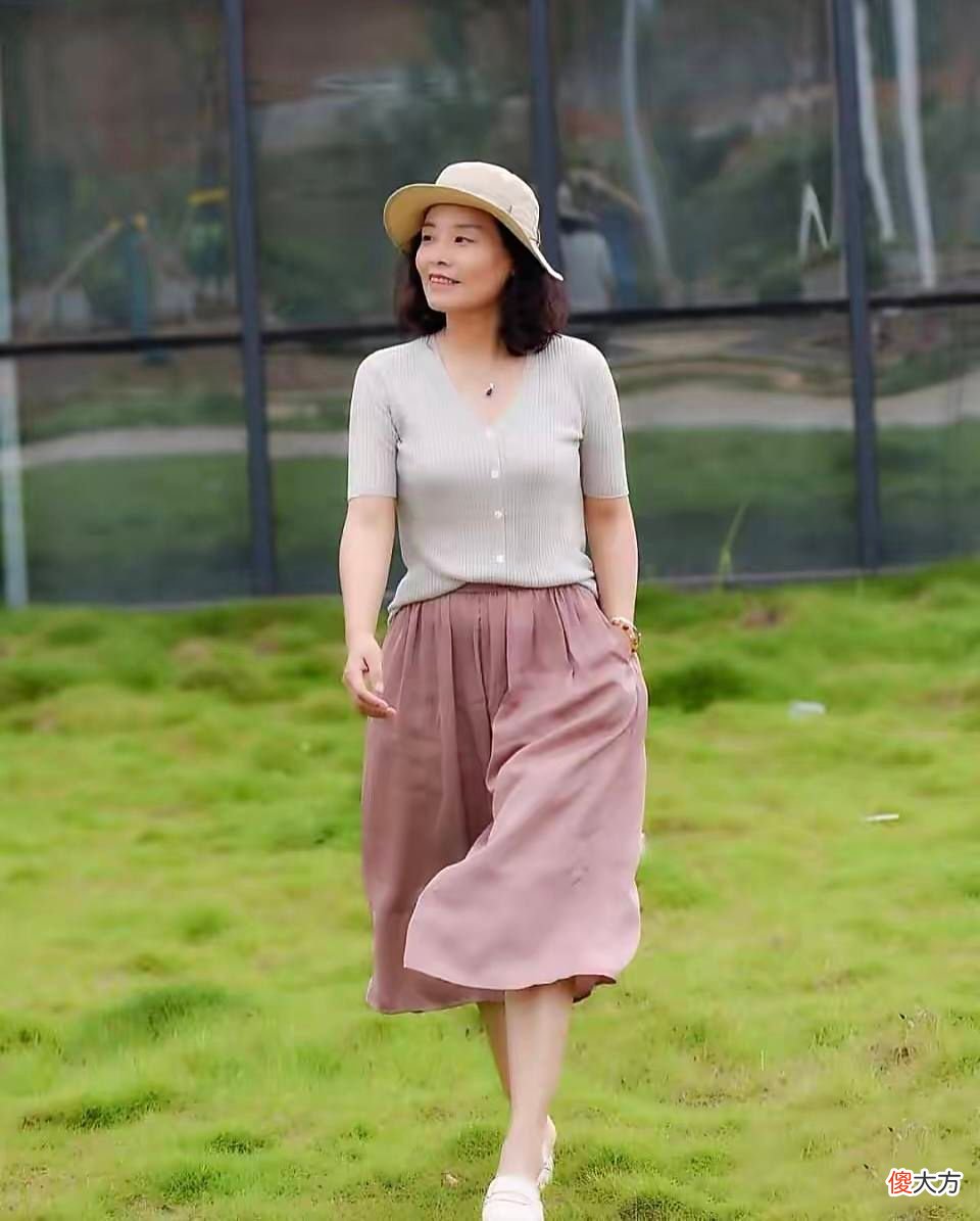 【就爱时尚】这才是50岁女人的优雅：发过耳，裙过膝，裤穿宽，体面又高级