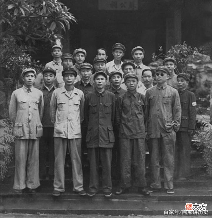 【爱历史】1950年，参加解放海南岛的军事主官同框合影，那么站在C位的是谁