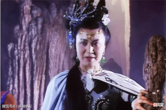 【就爱时尚】杨春霞：79岁穿搭优雅不扮嫩，妈妈们照穿很实用