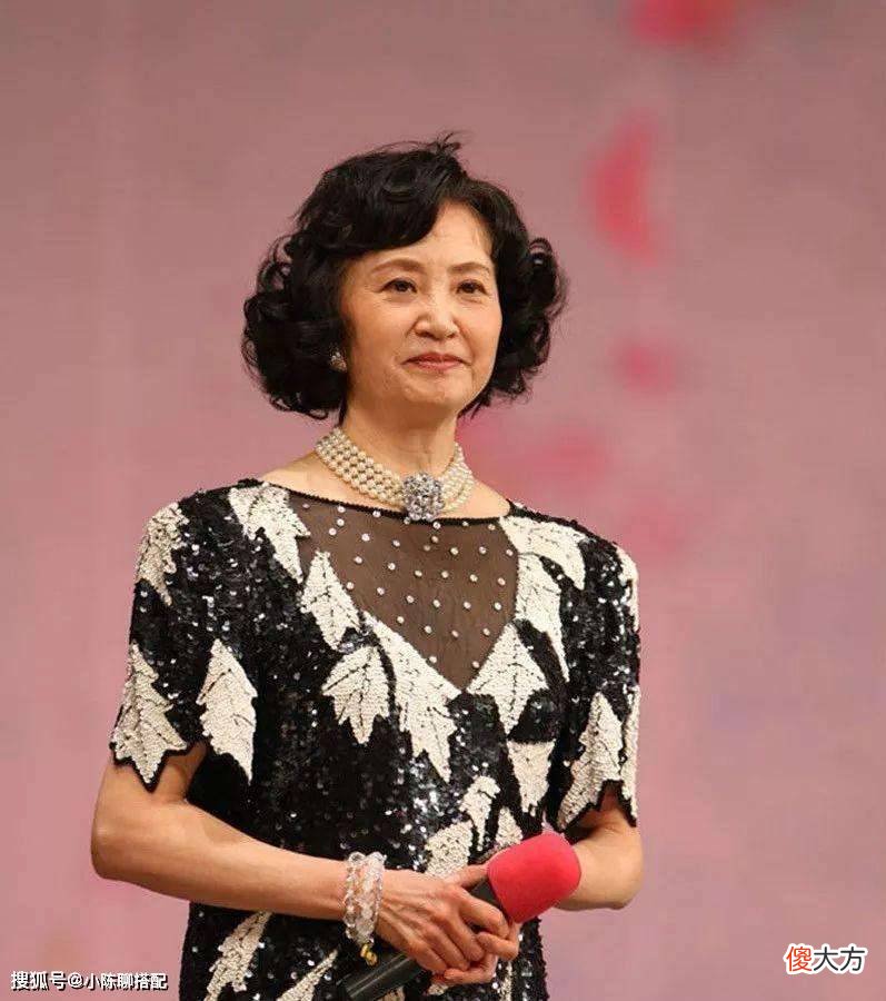 【就爱时尚】杨春霞：79岁穿搭优雅不扮嫩，妈妈们照穿很实用