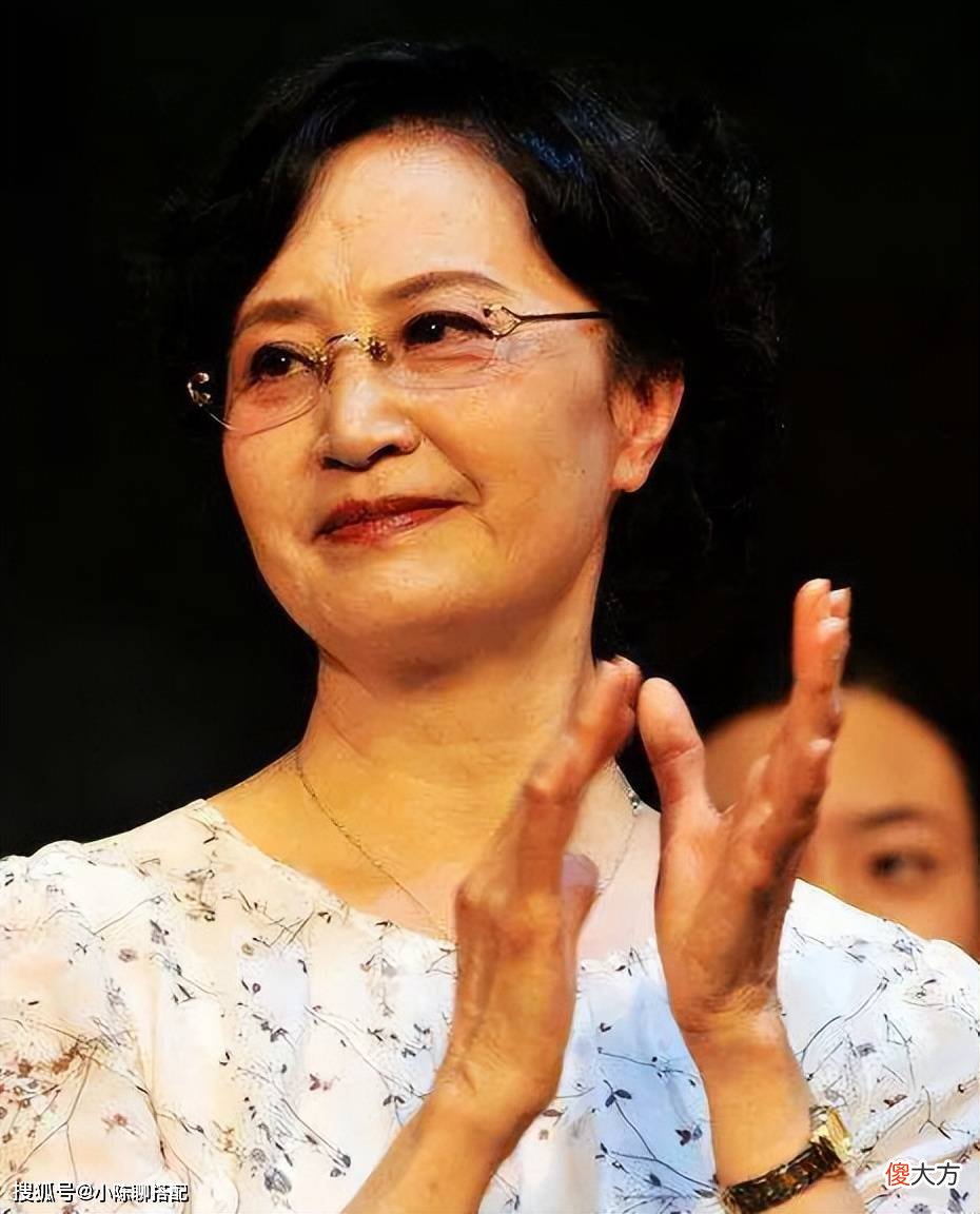【就爱时尚】杨春霞：79岁穿搭优雅不扮嫩，妈妈们照穿很实用