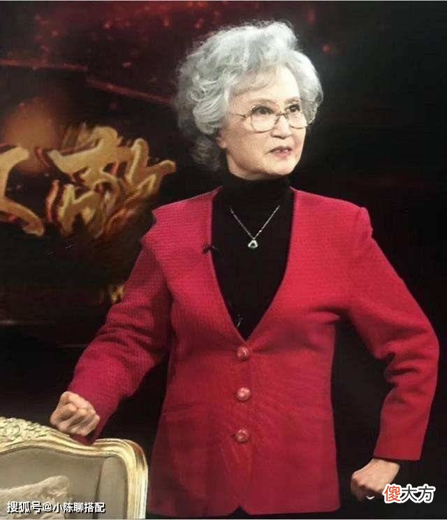 【就爱时尚】杨春霞：79岁穿搭优雅不扮嫩，妈妈们照穿很实用