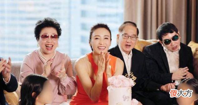 【时尚一点】黎姿橙色长裙带来鲜活“能量”，鲜活“能量”就像注入胶原蛋白